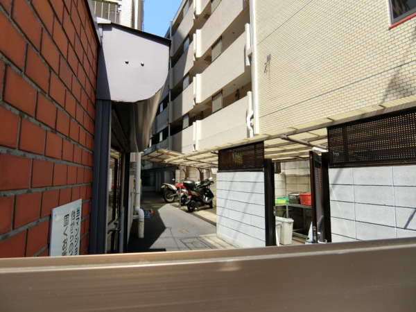 ローズハイム東陽町外観共用部1｜建物の向かって左側に駐輪スペースが用意されています。