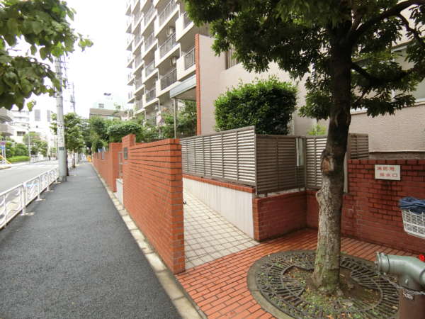 ローズハイム東陽町外観共用部1｜エントランスはスロープが用意されています。