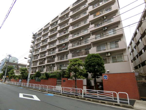 ローズハイム東陽町外観共用部2｜ローズハイム東陽町は９階建てのマンションです。ペットと暮らせます。木場公園まで徒歩５分でお散歩やジョギングにも最適です。