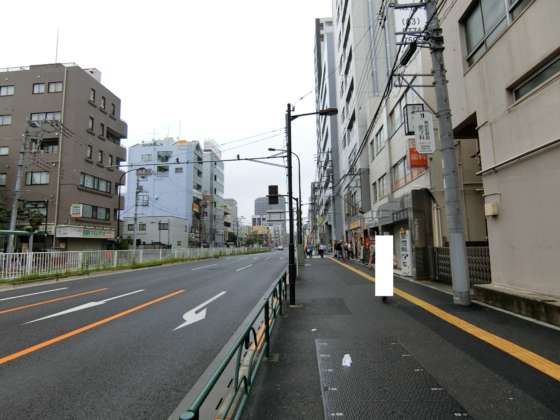 秀和東陽町レジデンスアプローチ4｜四ツ目通りを錦糸町方面に北上します。途中は牛丼店などがあります。