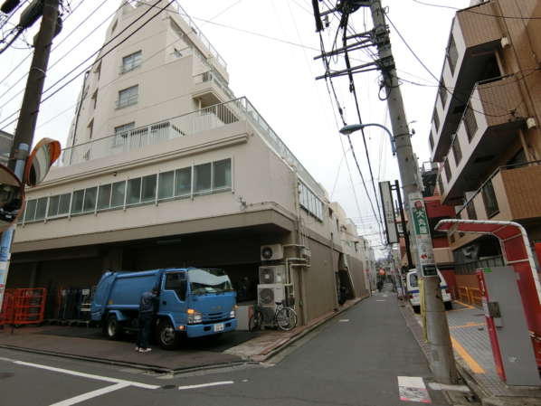 高円寺ニューナショナルコート5｜北西側は西友の荷分け所のようですね。こちらの面は少しごちゃごちゃしています。