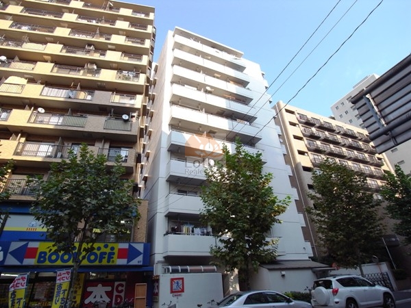 藤和南大塚コープは昭和５４年築、白を基調とした10階建のフォルムが街路樹の並木に映え、駅近の都心立地に自然な調和を見せる建物です。お隣にはBOOKOFFが入っており利便性も高い構成。。山の手線「大塚」駅から徒歩５分圏内です。