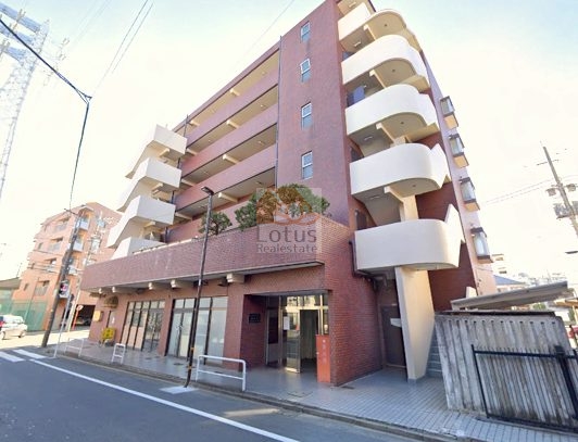 セントラルマンション西新井外観３｜江北バス通り沿いにあります。最寄りバス停から「西新井」駅までバス乗車10分程です。