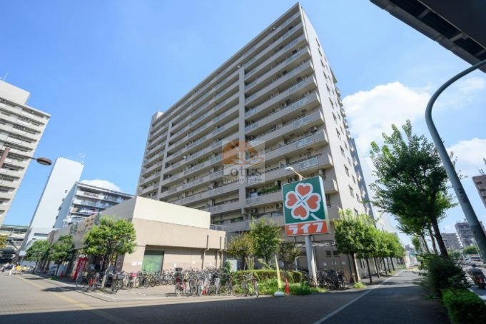 駅前ロータリーに面した立地で、歩行者と車の動線が分かれた安心感があります。1階の「ライフ アクトピア北赤羽店」がそのまま生活導線に直結するので、買い物の寄り道が“寄り道に感じない”便利さです。アクトピア北赤羽参番館は、平成12年築、13階建てのマンションです。