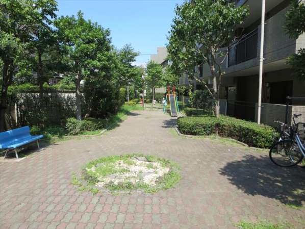 ソフィア小岩外観83｜敷地内には公園もあり緑があります。