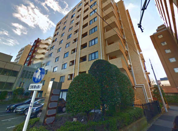 東建ニューハイツ市ヶ谷外観｜東建ニューハイツ市ヶ谷は１０階建てのマンションです。大久保通り沿いにあり「牛込柳町」駅、「牛込神楽坂」駅から徒歩６分の立地です。