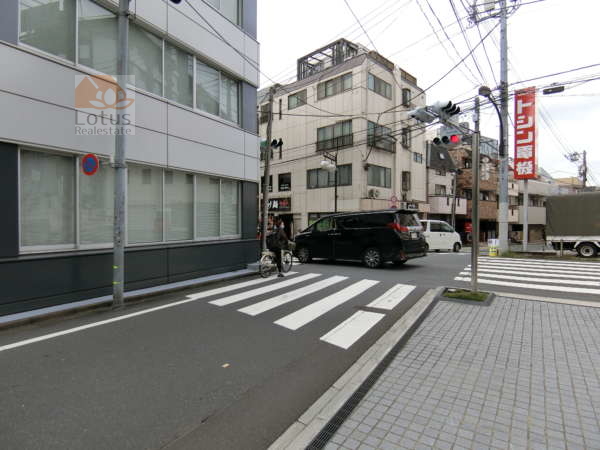 秀和番衆町レジデンスアプローチ7｜靖国通りを超えると静かな雰囲気になります。