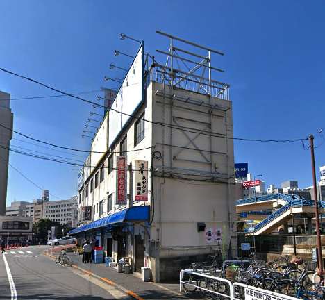 千代田ビルは飯田橋駅から徒歩1分の3階建ての建物です。認知度の高い立地の路面店舗・事務所です。