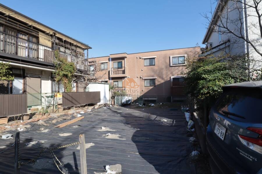 セザール第３鷺ノ宮外観3｜建物の裏側には開けた空間があり、南面住戸の採光環境の良さが伺えます。周囲の建物と程よい距離感があり、プライバシーにも配慮された立地です。