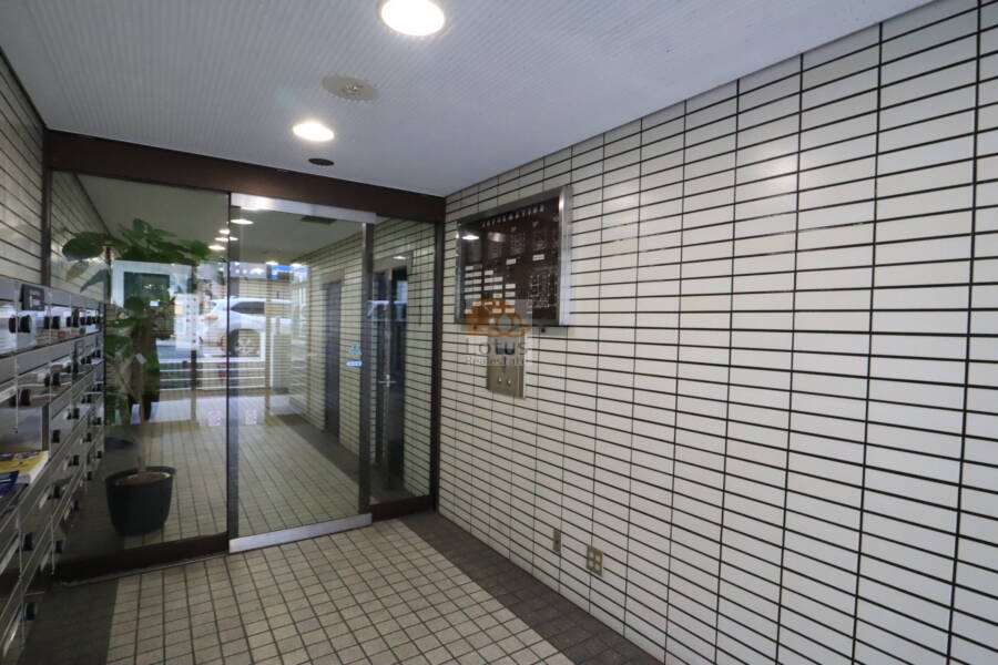 ライオンズマンション御徒町第２佐藤ビル共用部1｜オートロック完備、エレベーターは2基あります。