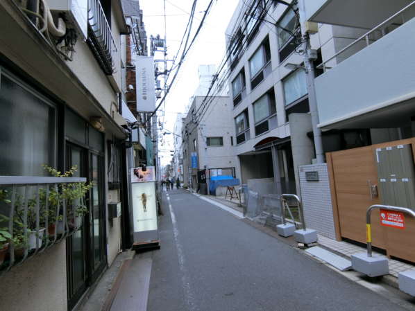 パル商店街アプローチ2｜路地の中を一本入っていきます。