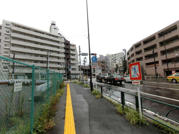 朝日目白台マンションアプローチ6｜三叉路の交差点「目白台二丁目」にでます。ここまでずっと大通りなので迷うことも少ないでしょう。