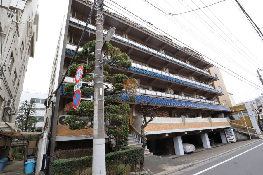 旭マンション外観1｜旭マンションは５階建てのマンションです。巣鴨駅から徒歩５分、巣鴨駅も徒歩圏内です。