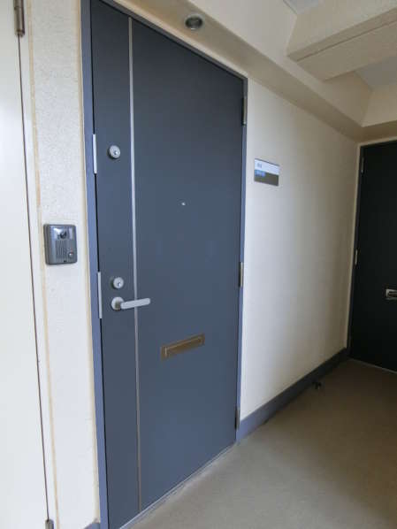 高円寺ニューナショナルコート8｜各専有部分のドアも新しいものに取り換えが済んでいます。