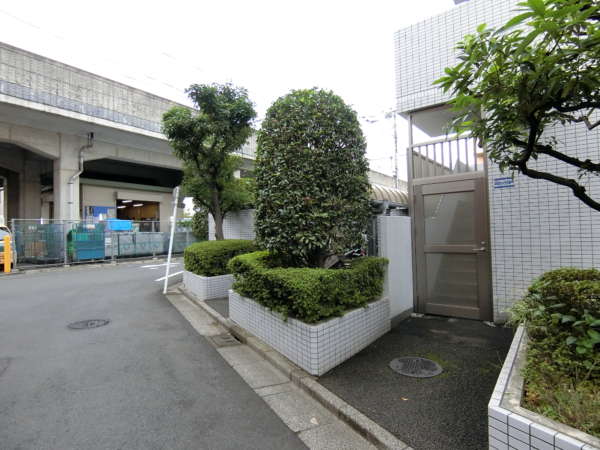 中村橋シティハウス外観共用部5｜敷地の北側は西武線に接しています。