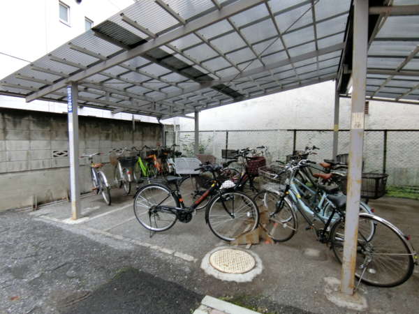 永信東陽ハイツ外観共用部3｜物件の奥には駐車場と駐輪場があります。
