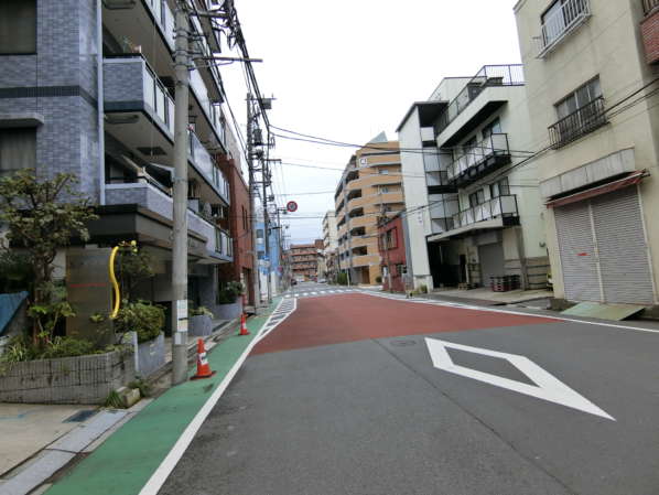 モンファイエ菊川アプローチ5｜モンファイエ菊川は写真中央の黄色のデザインのマンションです。プロヴァンス調の外観になっています。