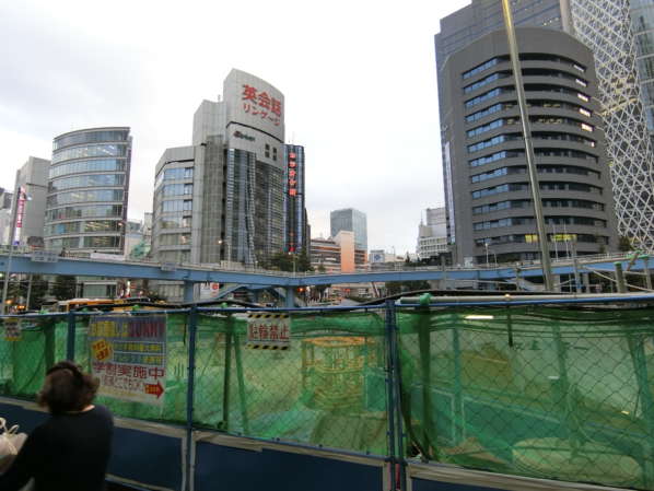 ライオンズシティ西新宿アプローチ5｜ライオンズシティ西新宿はＪＲ新宿も徒歩圏内（13分）ですので今日は新宿駅から行ってみます。新宿駅を出ますと、青梅街道沿いに西に進みます。