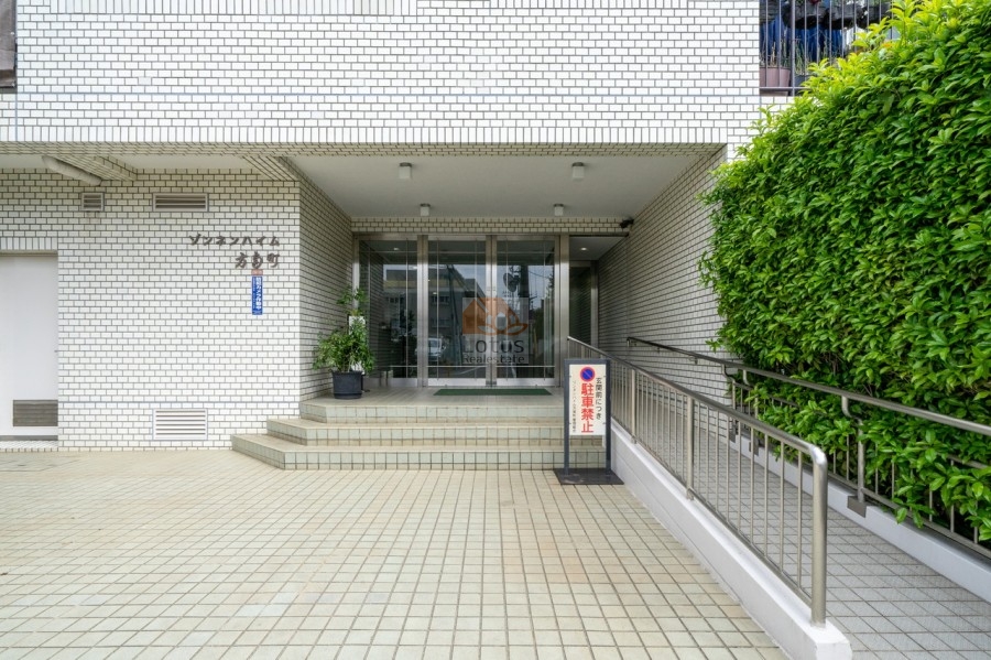 ゾンネンハイム方南町エントランス１｜エントランスアプローチはスロープ付きで、バリアフリーに配慮された設計です。