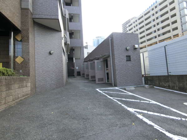 ライオンズシティ西新宿外観共用部2｜ゴミステーションは棟外にあります。分別管理されていて、適切に清掃されています。
