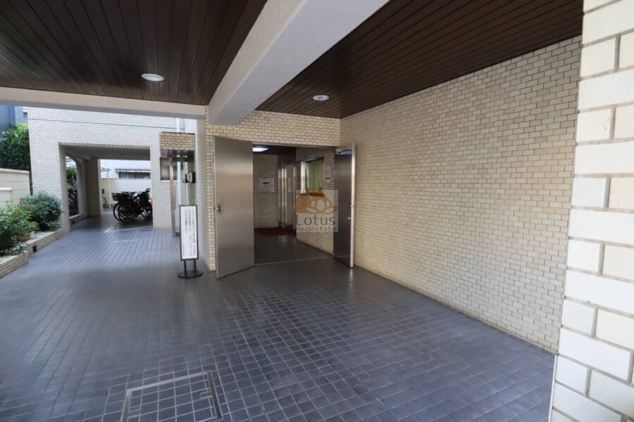 ゾンネンハイム本郷共用部1｜エントランス奥に管理室と集合ポストが配置され、整った管理体制がうかがえます。