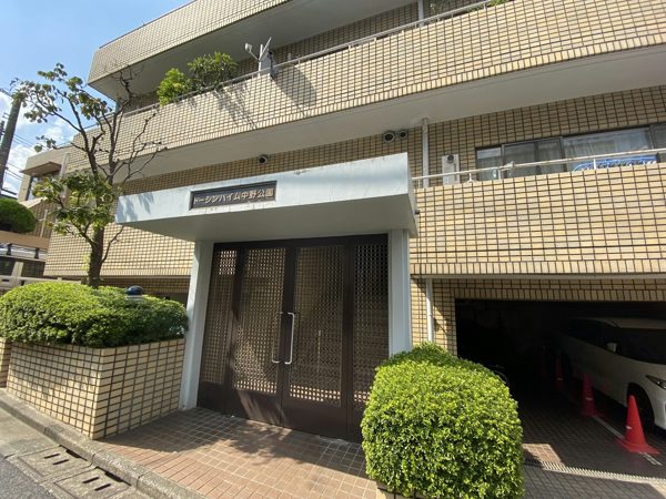 トーシンハイム中野公園エントランス１｜エントランスはオートロック完備で、セキュリティ面でも安心感があります。