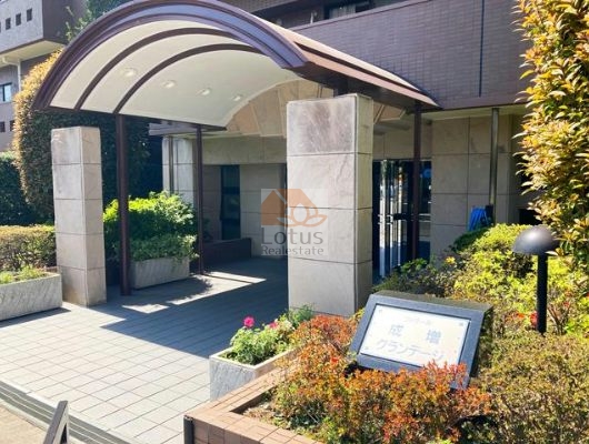ファミール成増グランデージエントランス１｜エントランスには美しいアーチ型のサッシが設けられています。