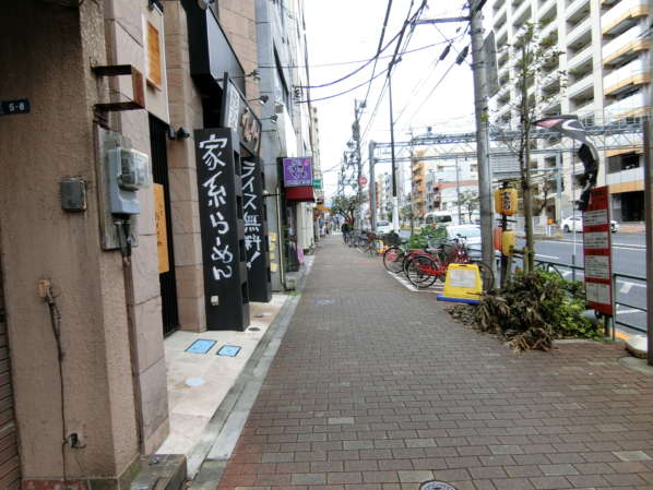 モンファイエ菊川アプローチ3｜出口を出るとすぐに大通りに出ます。新大橋通です。この通りにそって都心方面に２～３分歩きます。道はラーメンやさんや飲食店が見えました。