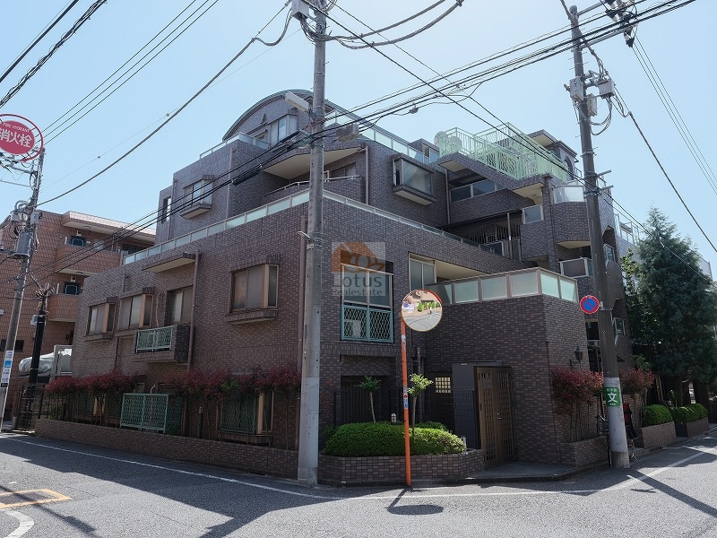 コニファーコート練馬メーディオは平成１３年築の５階建てのマンションです。落ち着いたダークブラウンのタイル貼り外壁と、立体感ある階層設計が目を引く低層マンション。角地に位置し、開放感と日当たりに恵まれた住環境を備えています。「練馬」駅から徒歩７分の静かな住宅地です。