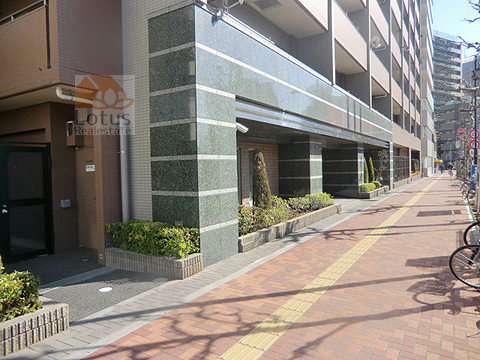 クレストフォルム上野の杜外観４｜エントランス前の道路は入谷口通りです。JR上野駅につながっています。