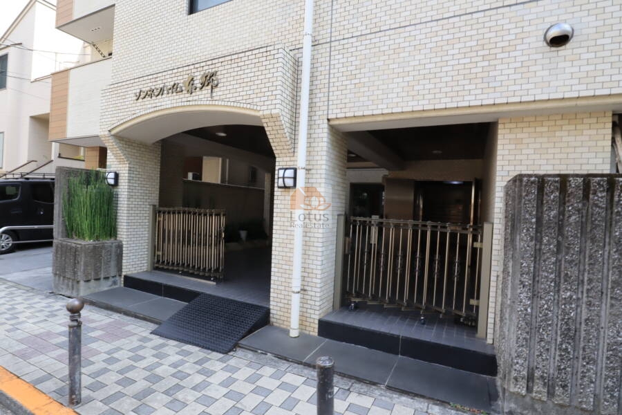 ゾンネンハイム本郷エントランス｜エントランスはアーチ型の門構えと金属製の門扉が設置され、防犯性と品格を両立しています。