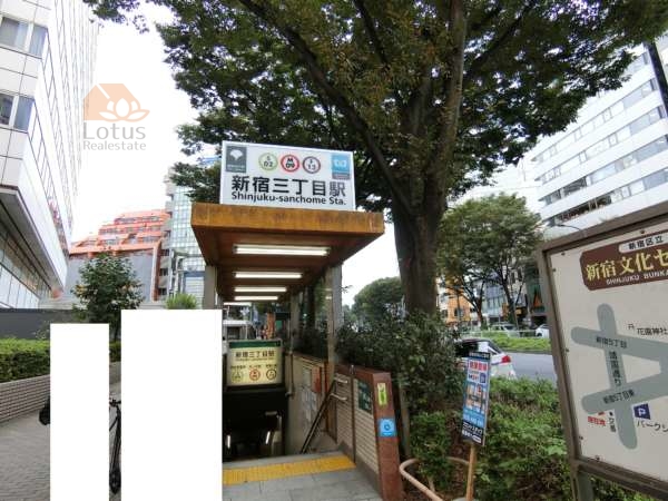 秀和番衆町レジデンスアプローチ1｜秀和番衆町レジデンスの最寄り駅は二つあります。一つは新宿三丁目駅です。Ｃ７出口が近いでしょう。