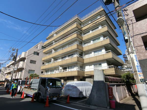 豊島マンション外観共用部2｜千川駅から徒歩２分、大通りから一本入った静かな住宅地です。