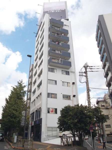 池袋本町ビル外観2｜池袋本町ビルは１１階建てです。「北池袋」駅から徒歩５分、「池袋」駅徒歩１２分の立地です。南西側に首都高が走っています。