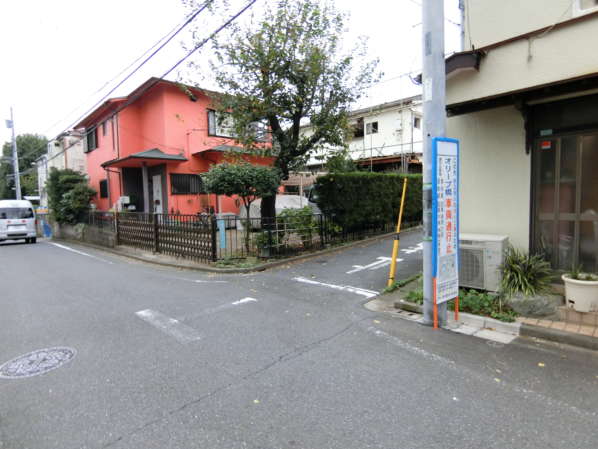 サニーハウスさぎの宮アプローチ5｜こちらを意義に回ります。細い路地なので自転車のスピードも気を付けてください。ただ、車通りも多くありません。