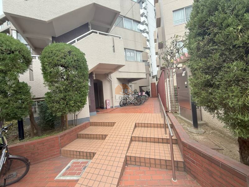 エントランス　サニーフラット｜サニーフラットは、昭和５５年築、５階建てのマンションです。