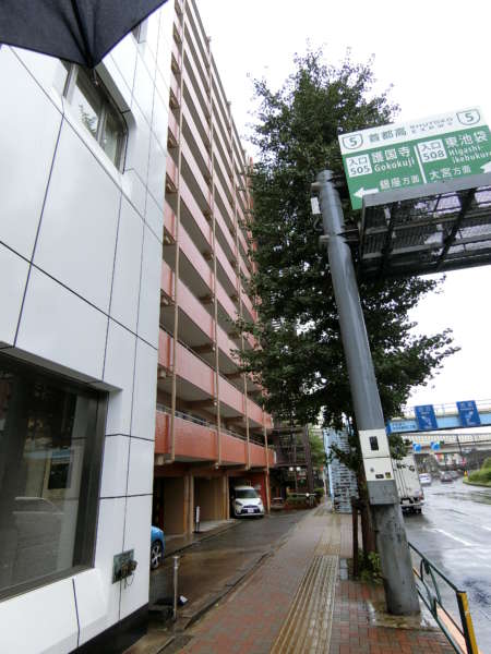 ライオンズマンション護国寺アプローチ3｜マルエツプチから見ると、２つ隣のビルがライオンズマンション護国寺です。戸の近さなら、雨が降っていても、ひとっ走りでお家につきそうです。