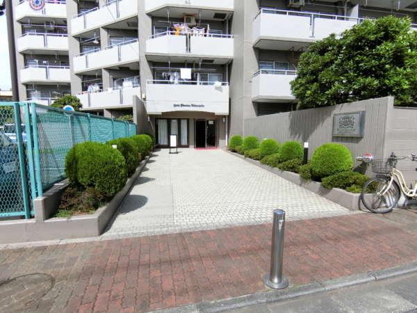 ライオンズマンション竹の塚外観共用部1｜管理体制は良好です。エントランスは整然としており、１９８５年築とは感じさせませんでした。