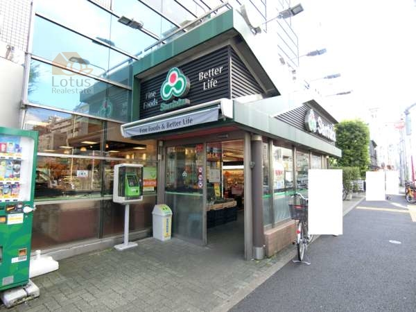 スーパー三徳新宿本店｜近隣にはにスーパー三徳新宿本店が隣接しています。この地域の中心的なスーパーで夜の１２時まで営業、品揃えがよく便利です。それと、店内にパン屋さんがあり、ケーキも美味しいそうです。