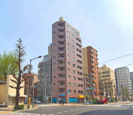 サンサーラ駒込は１２階建てのマンションです。本郷通り沿いにあり「文京グリーンコート」まで徒歩５分、「六義園」まで徒歩５分です。周辺は小さな公園が点在しお散歩が楽しいエリアです。