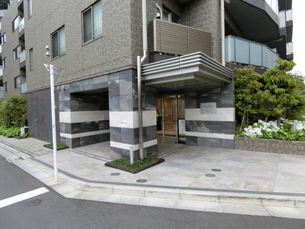 プレシス文京小石川静穏の杜外観・共用部3｜エントランスはオートロック付きです。防犯カメラも完備されています。