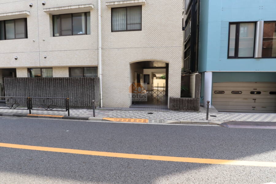 ゾンネンハイム本郷共用部2｜門扉の内側にはゆったりとしたスペースがあり、自転車置場も設置されています。