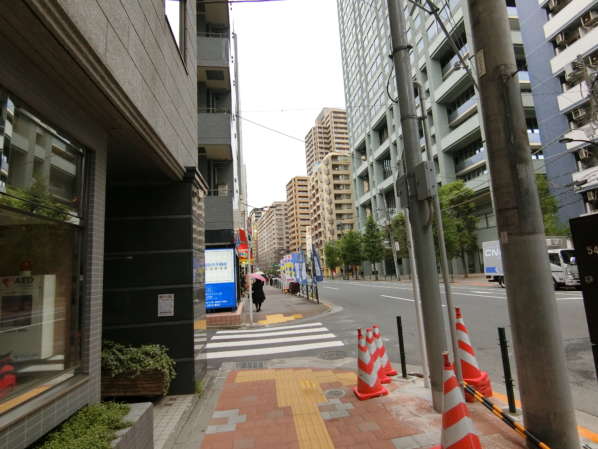 文京区小石川３丁目周辺アプローチ4｜そのまま直進です。都心らしい整備された街並みですので、歩くのも安心です。