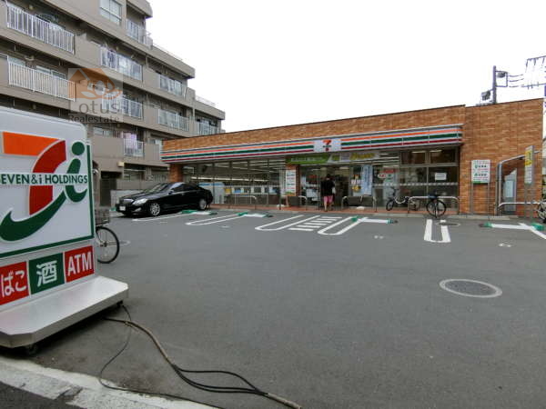 中野坂上駅２番出口3｜駅に近いところにはコンビニもあります。