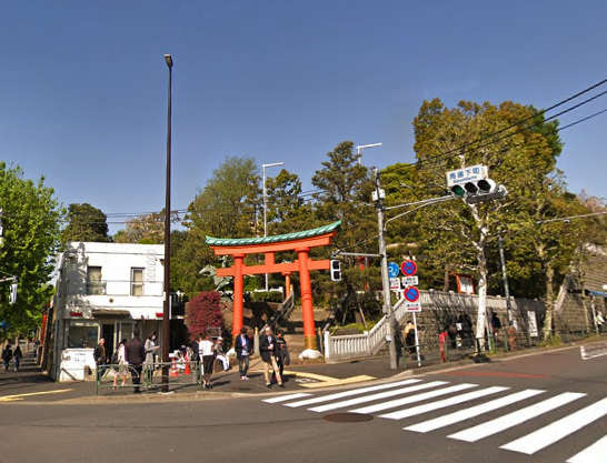穴八幡宮｜向かいには穴八幡宮があります。この神社も早稲田の景色を特徴づける神社です。以前は古本市を開催していたりしたのですが、いまもやっているのでしょうか。