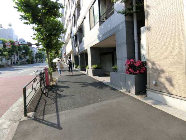 アビテ早稲田の杜外観共用部1｜今般は、高田馬場方面に向かって進みます。