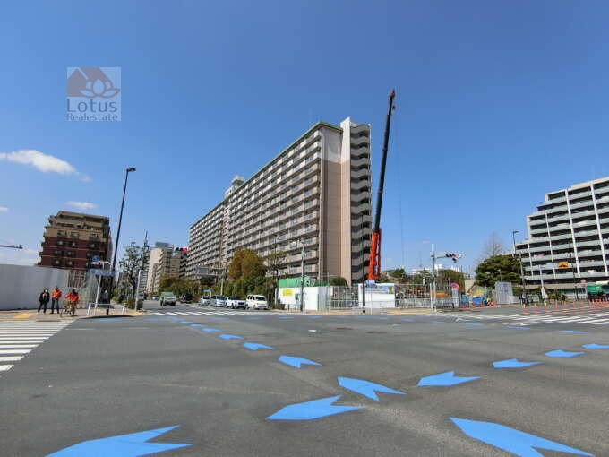 南砂四丁目住宅外観・共用部11｜葛西橋通りを渡って左手にある大型マンションです。