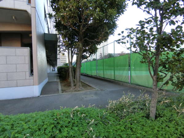 南砂四丁目住宅外観・共用部11｜敷地内にはテニスコートがあります。