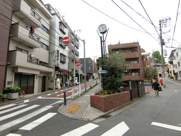 文京区小石川３丁目周辺アプローチ7｜通りから中に入ると住宅街の閑静なおもむき。数十メートル進むと五差路に出ますから、迷わないように進んでください。