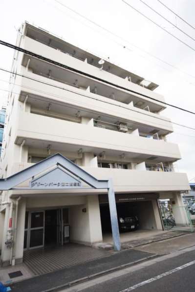 グリーンパーク第２東綾瀬外観｜グリーンパーク第２東綾瀬は７階建てのマンションです。亀有駅、綾瀬駅行きのバス亭が近くにあります。